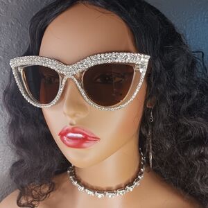 Hollywood Fashionable Cat eye Sunglasses With Sparkly Rhinestones. (Champagne)